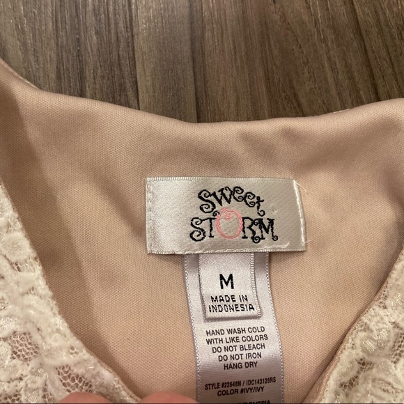 Medium cream lace dress - Picture 2 of 3